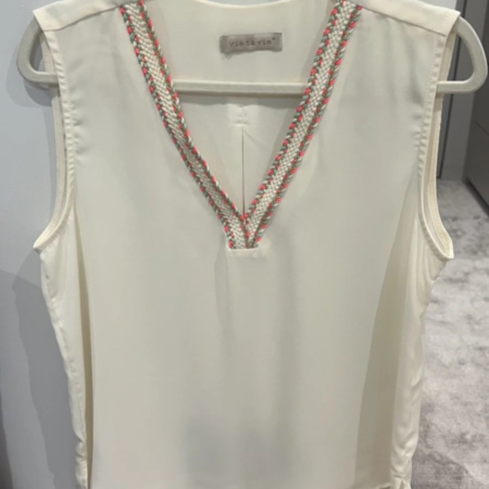Vie ta vie cream v neck top size 3